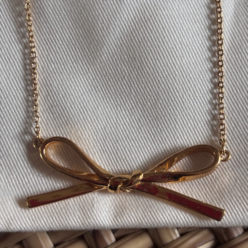 Kate Spade gold bow pendant necklace - Picture 2 of 2